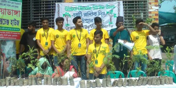 “একটি প্লাস্টিক দিন, বৃক্ষ উপহার নিন”
